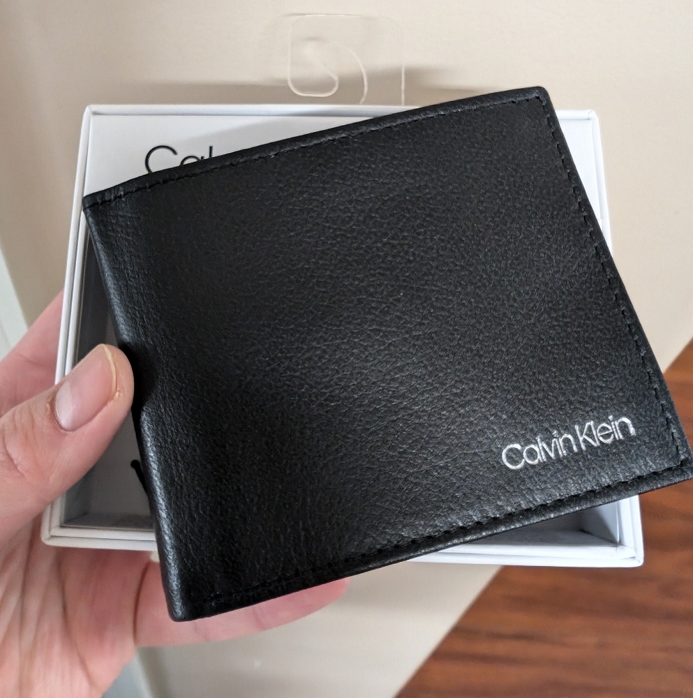 NWT Calvin Klein Black Leather Wallet With Gift Box